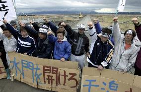 Fishermen blockade gates to Isahaya Bay land reclamation site